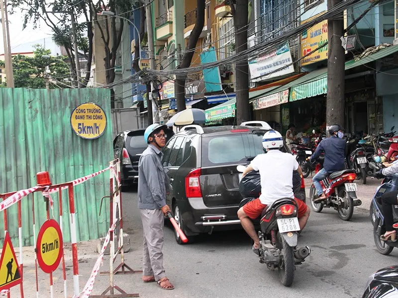 Đơn vị thi công phải cắt cử người điều tiết các phương tiện tránh xảy ra ùn ứ trong một số thời điểm